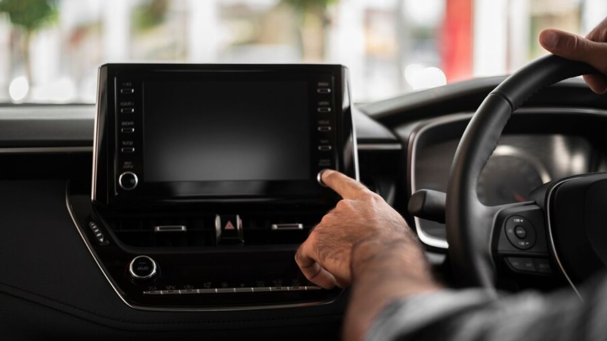 कार की Infotainment Screen पर आ गए हैं स्क्रैच? इन तरीकों से मिनटों में